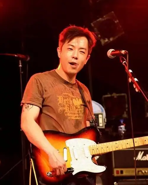 朱茵母女亮相黄贯中画展52岁朱茵打扮时尚12岁女儿越来越漂亮