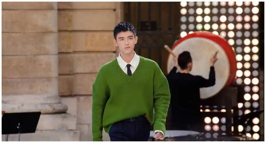 188cm陈飞宇和183cm肖战,同穿绿色毛衣,不是腿长就能赢!