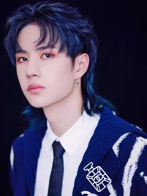 刘雨昕的冰蓝色就比王一博的要更浅一些,对头发底色的要求也比较高噢