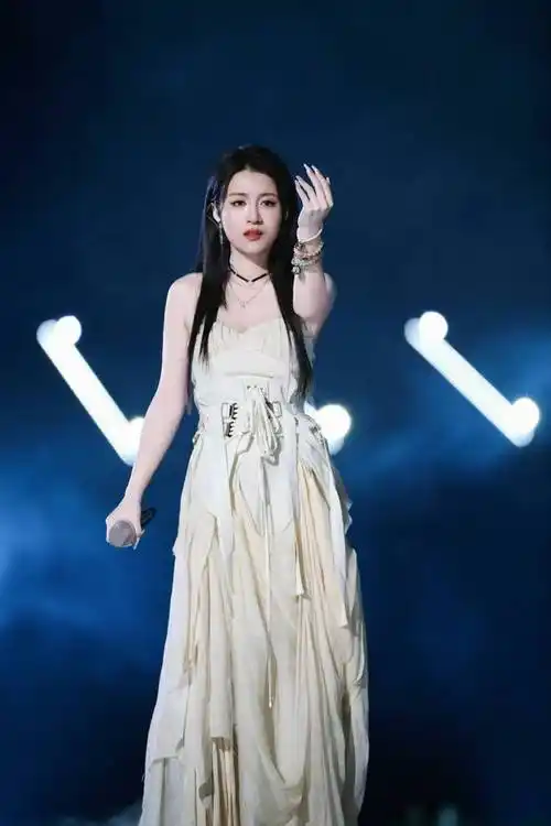 李嘉格浪姐舞台又稳又好听!时隔五年再登台依旧亮眼!