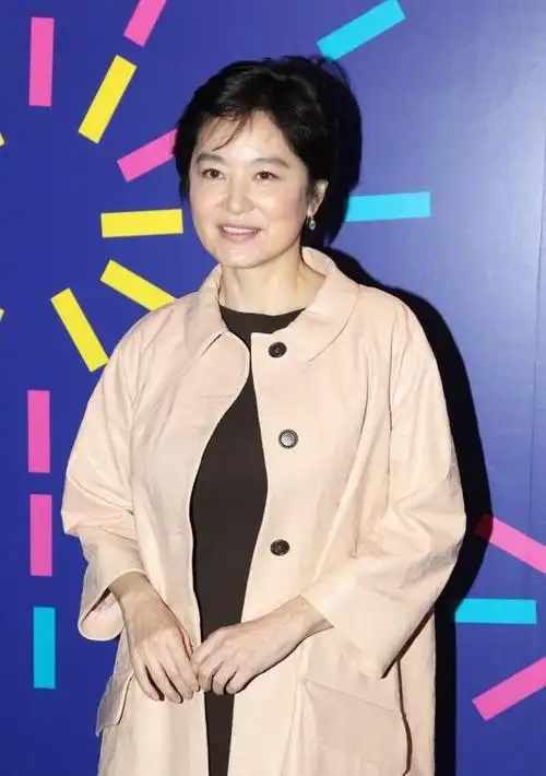 林青霞才是真正优雅老去:穿搭不显老不扮嫩,发福有皱纹也好美