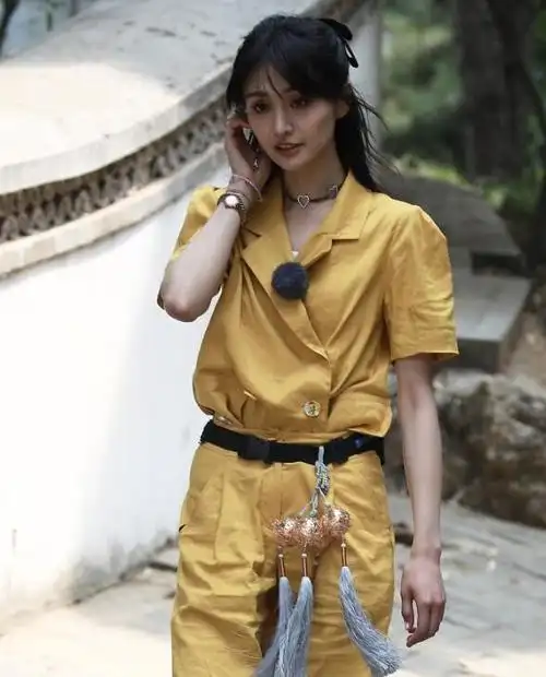 近日,网曝郑爽生图抗打露甜笑,对于郑爽的近况,让我们一起来看看吧