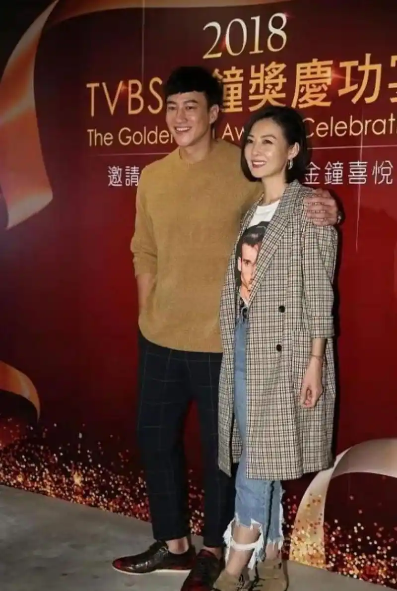 何润东夫妻罕见同框,老婆穿t恤牛仔裤就上镜,一看就是持家有道