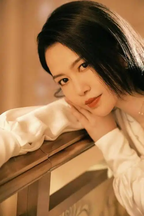 谭维维首次现身辽视春晚#有被女神谭维维辽视春晚这身白色亮片长裙给