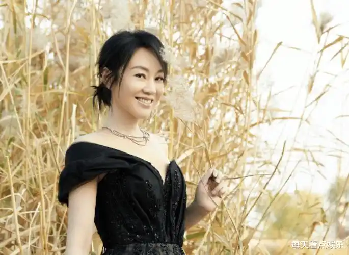 52岁闫妮近照曝光,满头白发,面容苍老,她到底经历了什么?