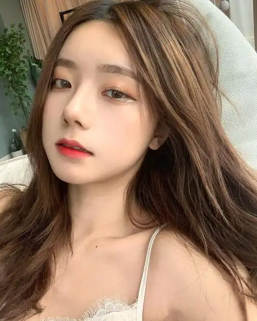 长相超萌的高人气正妹张允恩!很吸睛,圆圆脸蛋好可爱