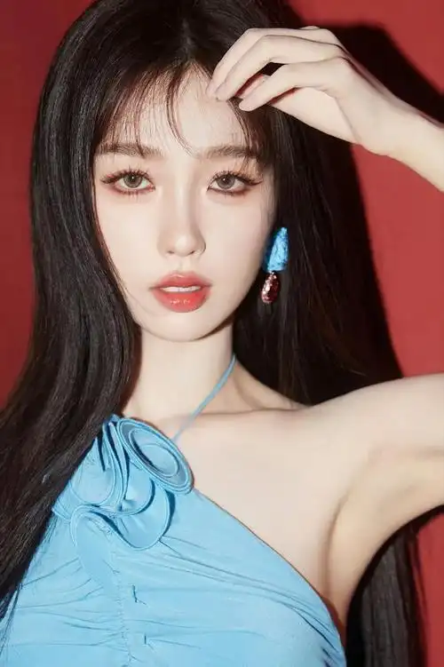 虞书欣今日活动出图,轻泰妆搭露背蓝裙!狠狠被迷晕