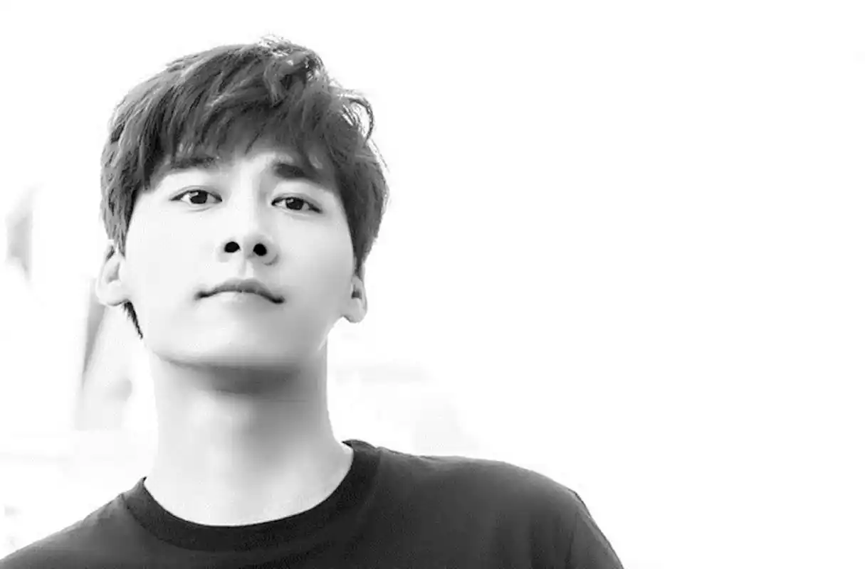 清新帅气李易峰壁纸_帅气清新的李易峰