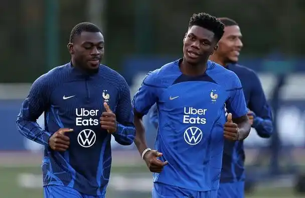 当日,法国足球队在克莱枫丹-昂伊夫林进行赛前训练,备战13日与荷兰队