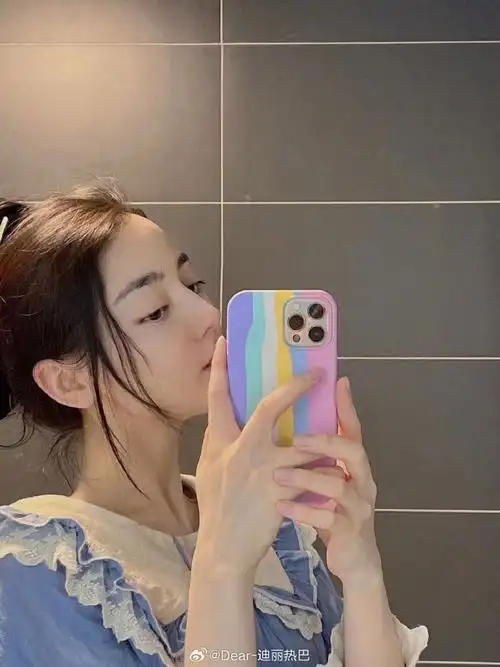 迪丽热巴元宵节分享美照,鼓腮卖萌超可爱,肤白貌美宛如初恋_腾讯新闻