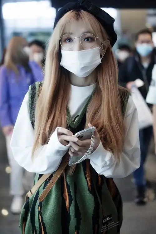 张语格奶奶灰发色个性又吸睛 孔肖吟戴贝雷帽复古摩登