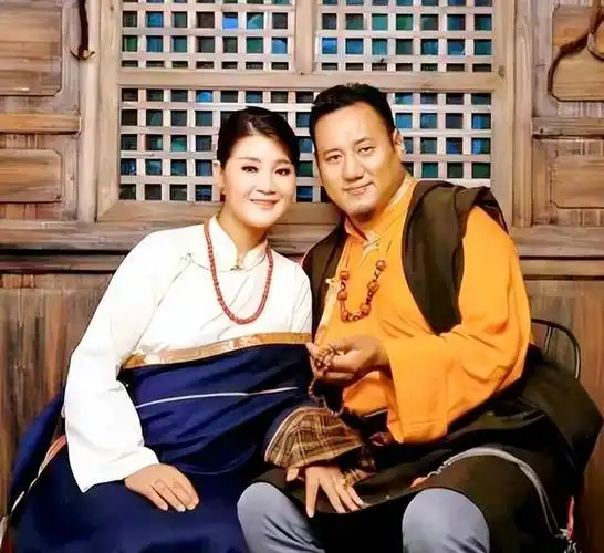 歌手降央卓玛:因丈夫高颜值疯狂倒追,婚后生3胎,今幸福美满