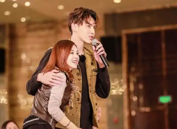 吴亦凡主动拥抱赵丽颖是炒作吗,二人的甜蜜只有粉丝不懂!