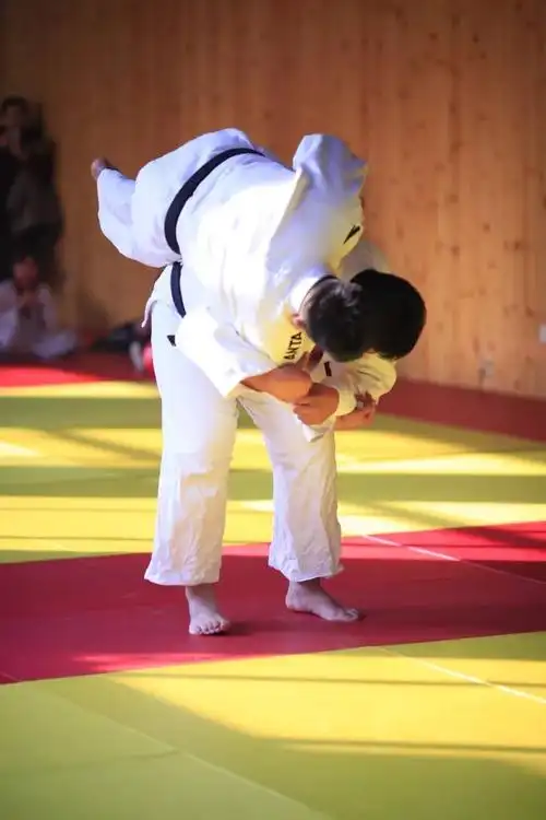 赤脚劈木板也是不在话下孩子们的动作一气呵成下面请欣赏跆拳道少儿组