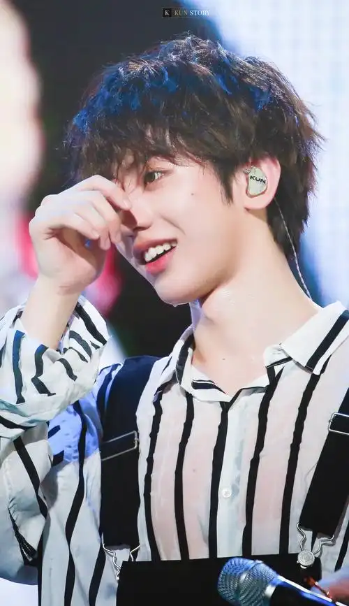 全世界最可爱的小葵花 cr:kunstory_蔡徐坤