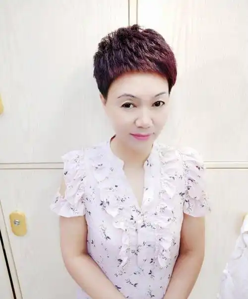 五六十岁的女人别总烫盖半耳短发试试露耳小爆卷减龄又洋气