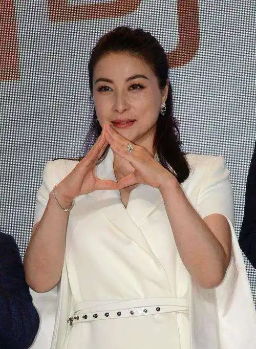 原创原创霍启刚发文悼念赌王感谢媒人之情郭晶晶旧照曝光成假笑女孩