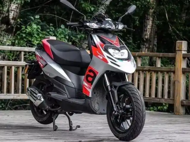 阿普利亚sr 150运动踏板,赛道风格,最大马力13匹