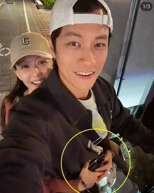 陈乔恩夫妇街头骑电动车,富豪老公穿百元外套,两人体型差太大!