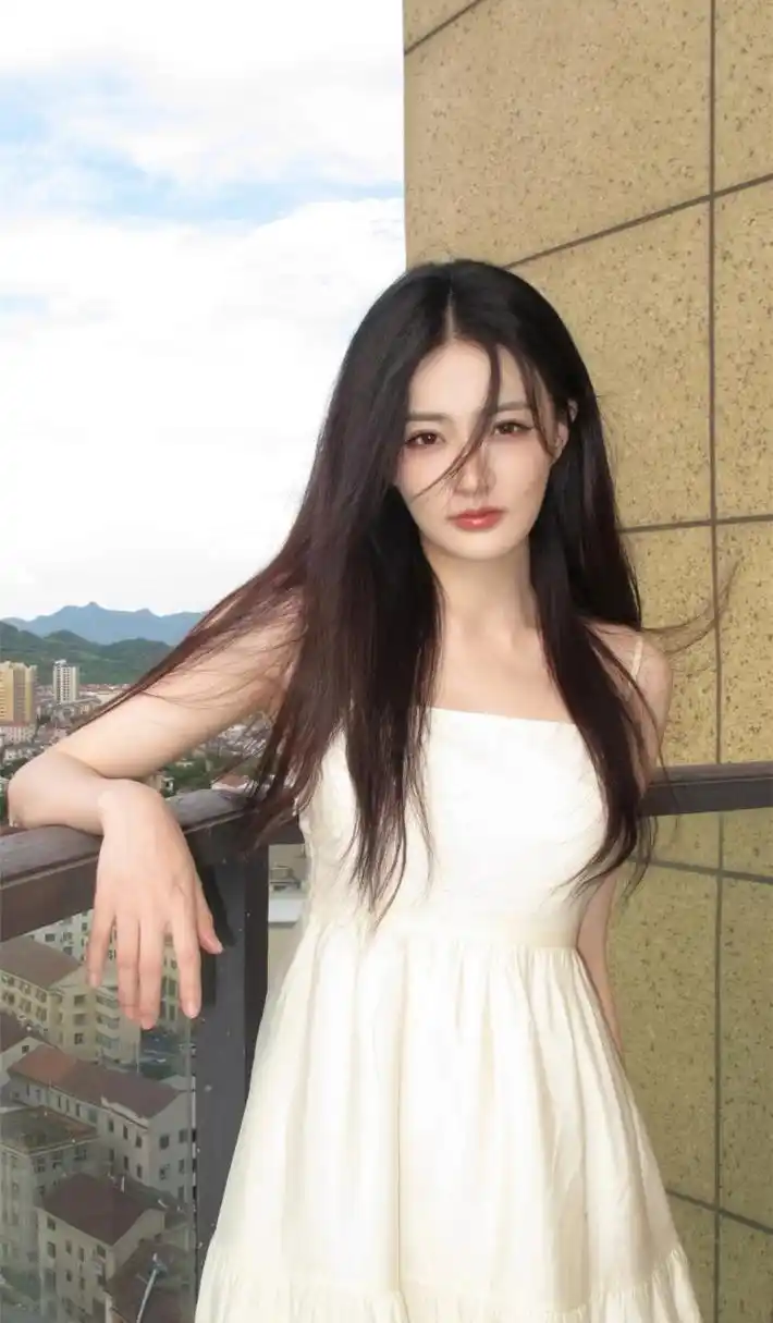 徐璐是真美,一袭吊带白裙,搭配长发,清纯俏丽,甜美可人!
