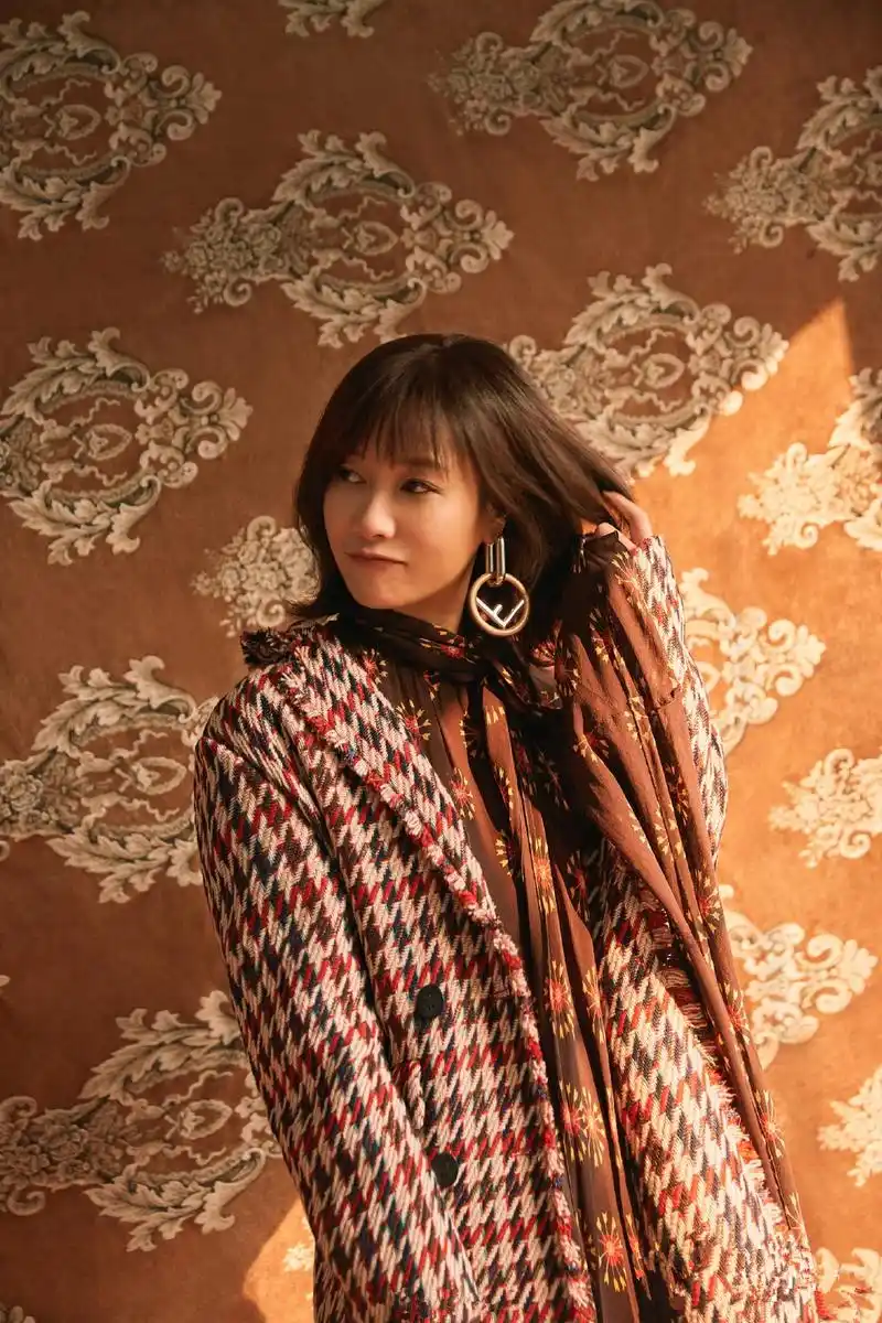 44岁徐静蕾逆龄生长?拍时尚写真文艺范爆棚,果真不愧是气质女神