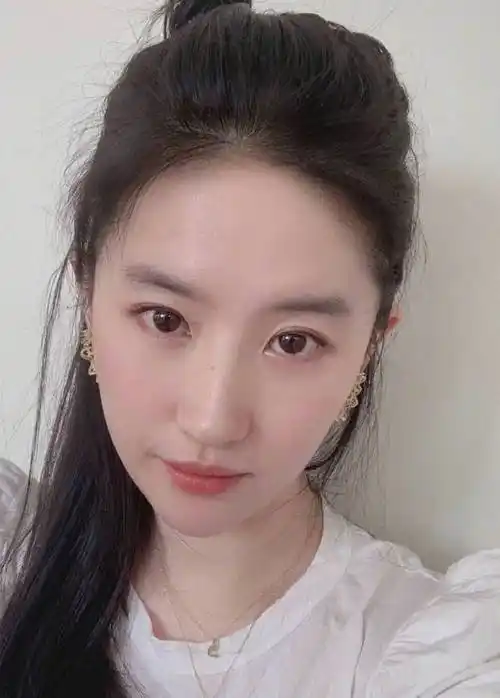 刘亦菲真是素颜女神未施粉黛却肤如凝脂依旧美艳大方