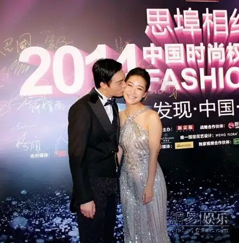 何建泽陶昕然求婚之后甜蜜亮相 当众拥吻