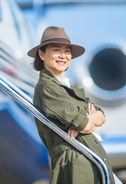 69岁林青霞罕见露面,搭私人飞机去吃苍蝇馆子,皱纹多但白到发光