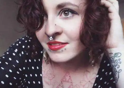 美国一对恋人为了在结婚时与众不同,竟一起纹身,鼻子钻孔!