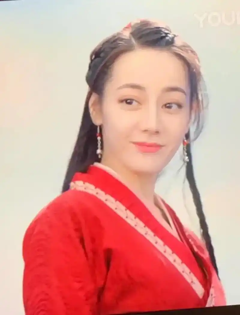 迪丽热巴的脸越来越垮了,而且男相也越来越明显了.