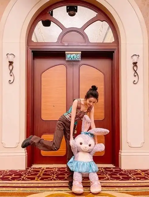 组图:迪丽热巴晒迪士尼游玩plog 坐旋转木马玩泡泡机开心十足