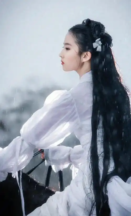 刘亦菲17岁跑步旧照#犹记得她1岁的时候拍的小龙女,不愧是骨相美女