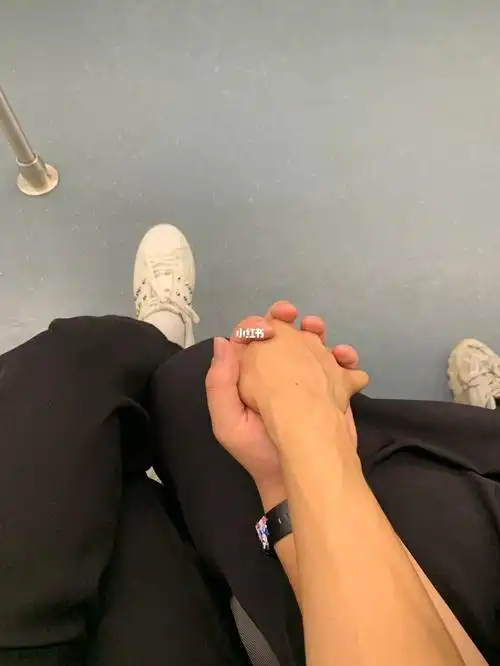 地铁上牵手手