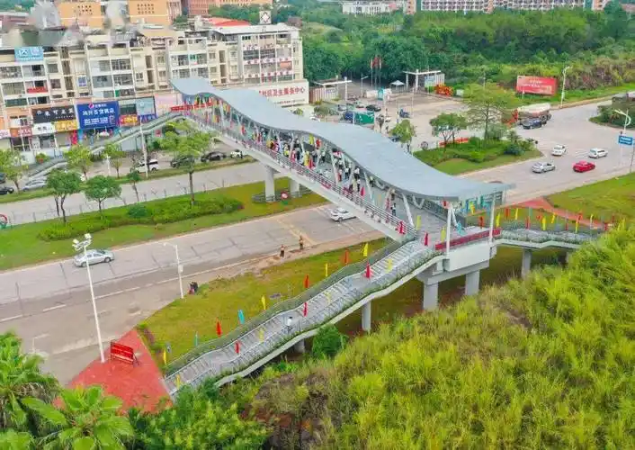 今天东环路河职院路段人行天桥正式通行