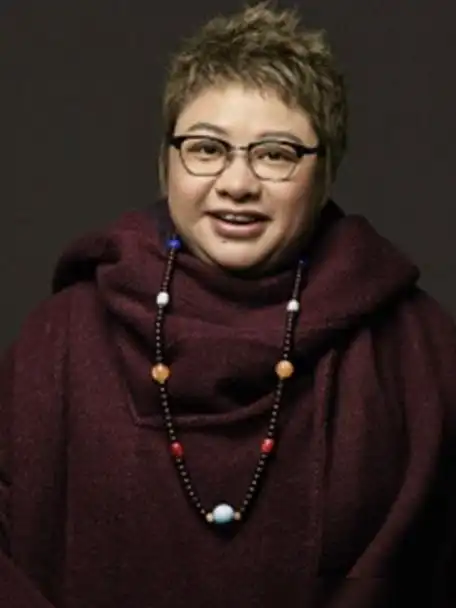 韩红自称以前是校花,当看到她年轻时的照片,才知有没有开玩笑