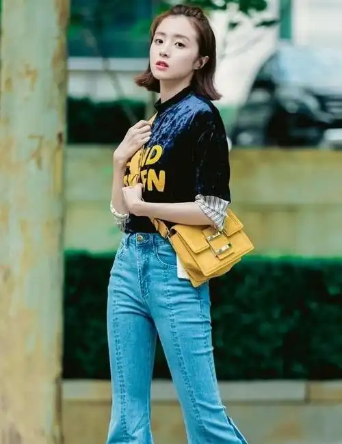 胡冰卿咋想的,竟在鞋底插了一根黑色的木棍?真怕它戳穿背景板!