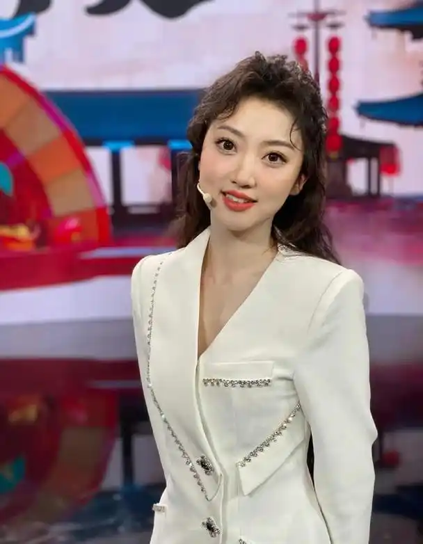 美女主持人刘雨哲