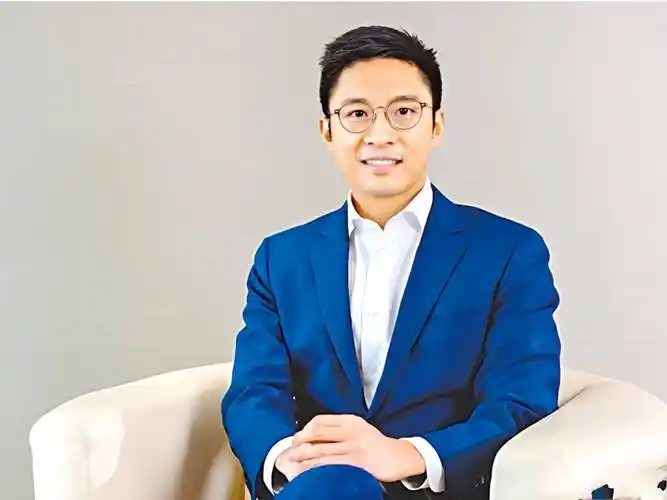 霍启山穿笔挺西服出镜,脚上的皮鞋抢镜了,真实身高起引猜测_霍启刚