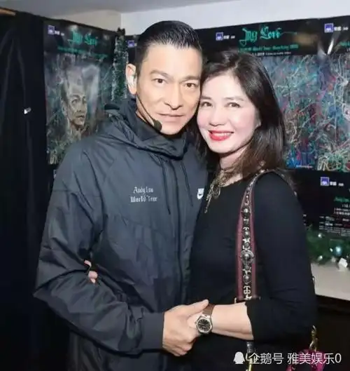 刘德华与女艺人合影为什么喜欢抓住她们的手呢?