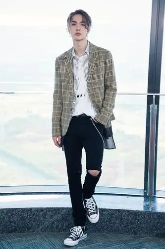 王一博14岁跑龙套照,"黄毛"搭白t恤,清瘦白净难掩少年稚气