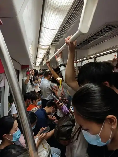 挤地铁总是有对骂打工人日常