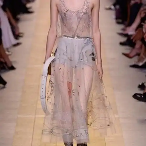 今年薄纱透视裙在时尚圈卷起了一股热潮,性感浪漫,搭配不同风格的衣服