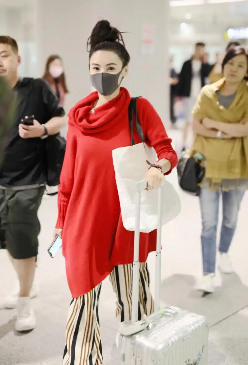 张柏芝穿潮装现身机场,四肢纤瘦发量惊人美极了_凤凰网娱乐_凤凰网