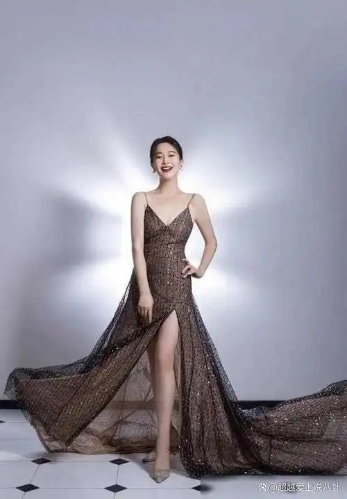 左小青四十多岁写真,风采依旧,风韵犹存,真是人间尤物