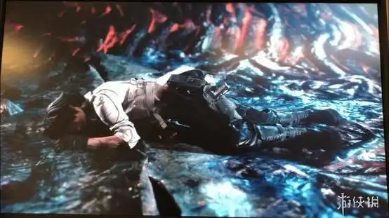 了《鬼泣5(devil  may  cry  v)》中tracy和lady的影像,两人双双倒地