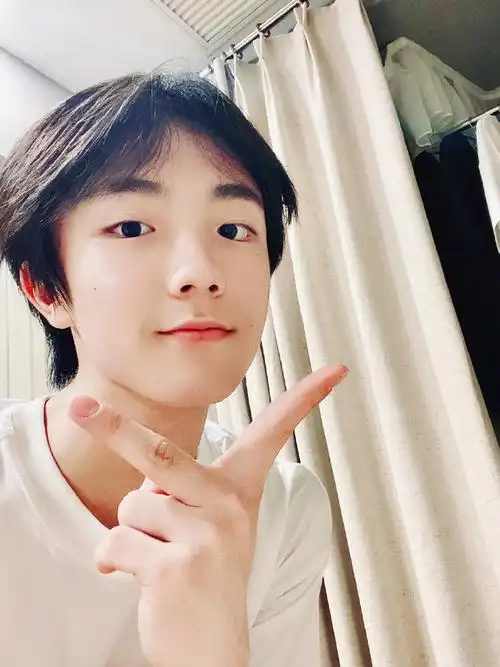 苏新皓比耶好可爱