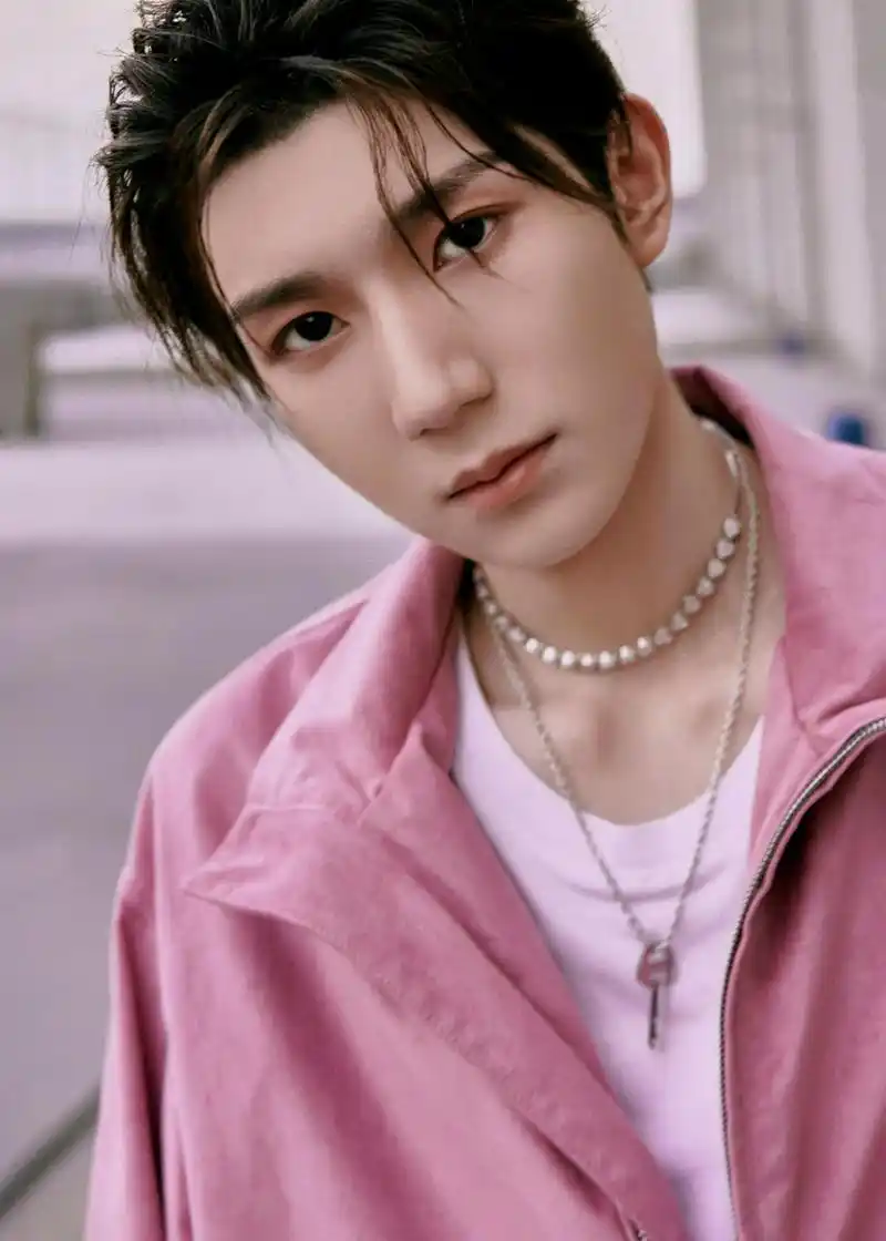 组图:王源着粉色运动装天台拍大片 扎小辫青春又帅气_高清图集_新浪网