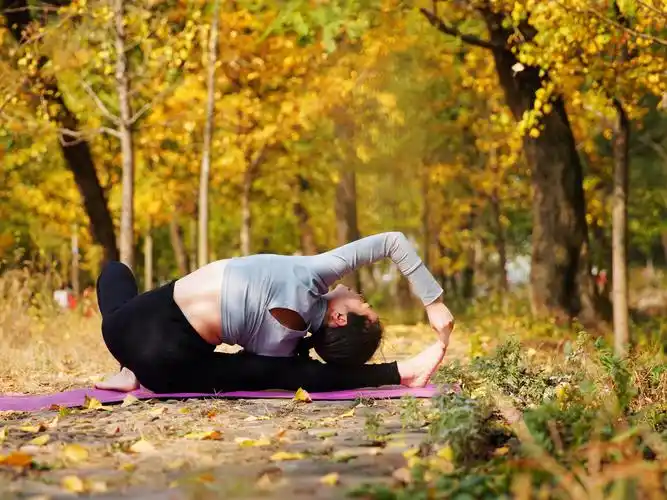 练瑜伽的女子,微胖也很美!