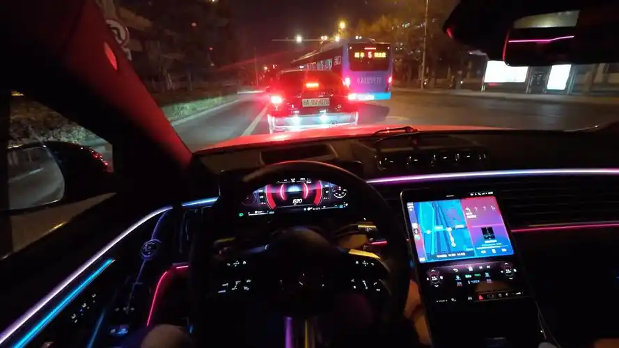 奔驰s450l 第一人称夜晚听歌驾驶