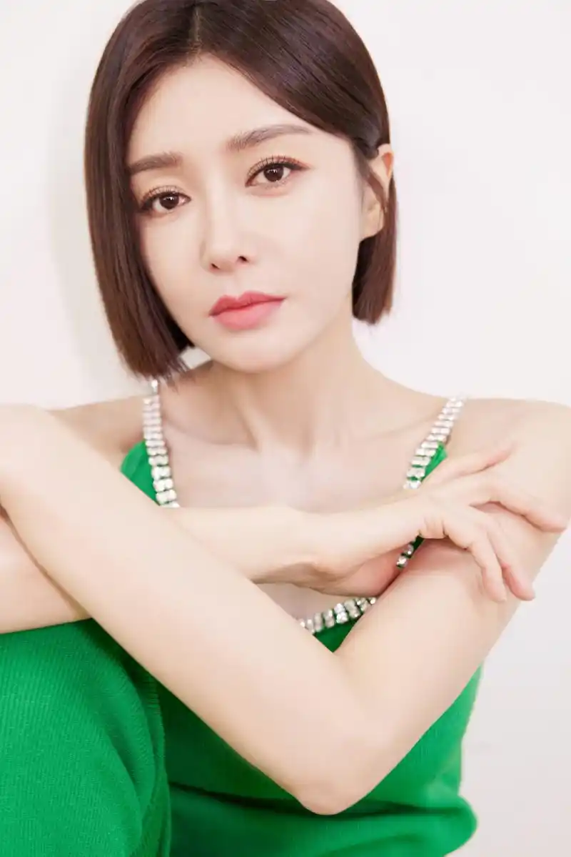 秦岚,飒爽短发搭配绿色背心头像组图